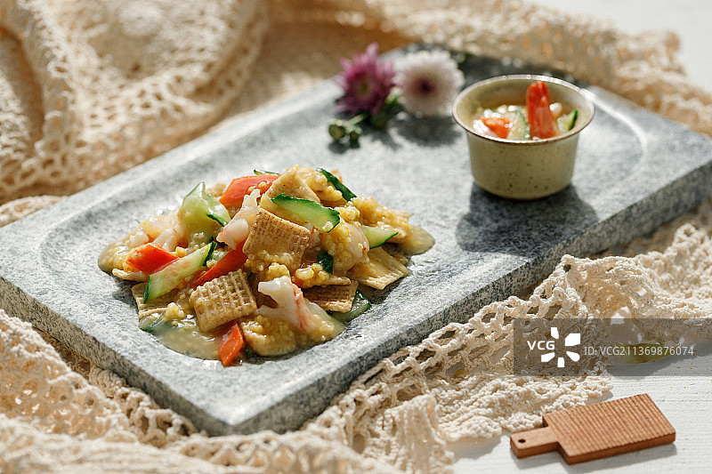 餐盘上的小米锅巴炒虾仁图片素材