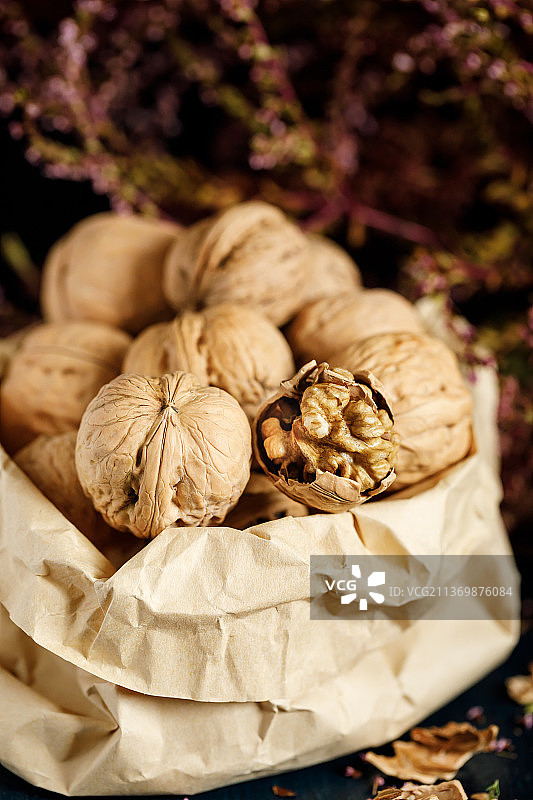 布袋里的纸皮核桃图片素材