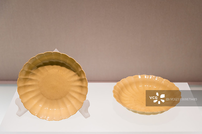 清康熙黄釉暗花菊瓣形盘图片素材