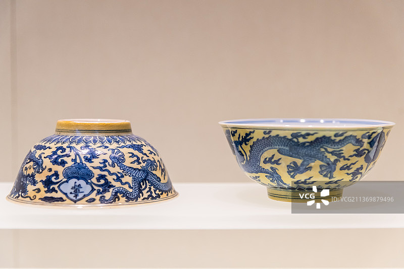 清康熙黄地青花云龙福寿纹碗图片素材