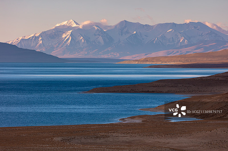 西藏那曲市尼玛县当惹雍错湖的日出，远处达尔果雪山图片素材