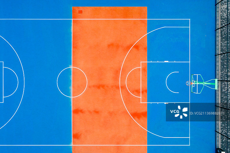 垂直角度航拍学校足球场篮球场等场馆图片素材