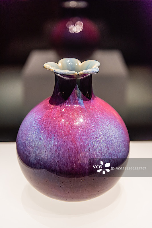 清雍正窑变红釉石榴尊图片素材