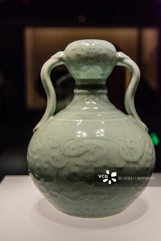 清雍正冬青釉凸花如意耳葫芦尊图片素材