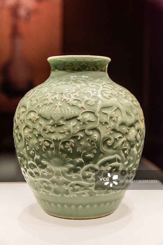 清乾隆冬青釉凸雕螭龙纹尊图片素材