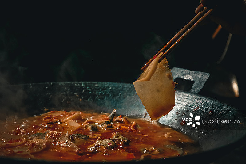 布依族美食•酸笋鱼，其灵魂就是用楠竹笋经老坛泡制的酸笋，再与河鱼一起炖煮，味道就无比的鲜美爽脆。图片素材