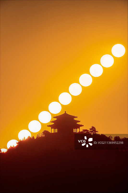 万春亭悬日图片素材