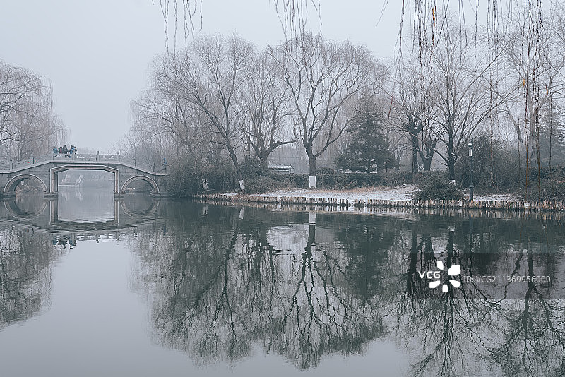 冬季大明湖下雪后像水墨画一样的景色图片素材