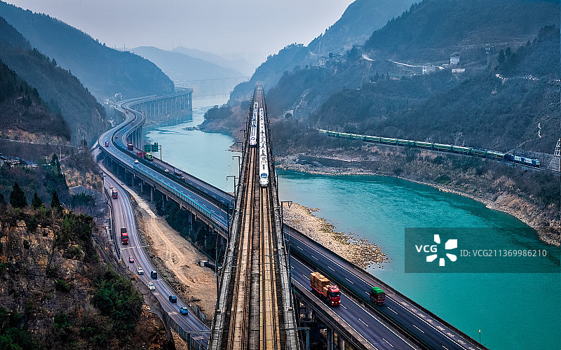 交会----高铁、普速铁路，高速公路、国道，水道相会。图片素材