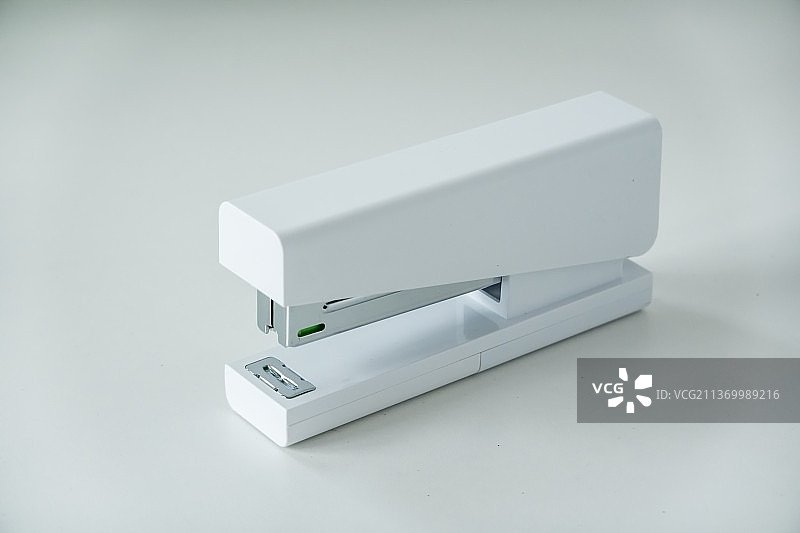 书桌上的白色订书机图片素材