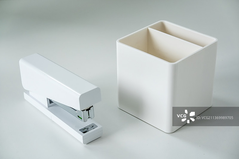 书桌上的订书机和笔筒图片素材