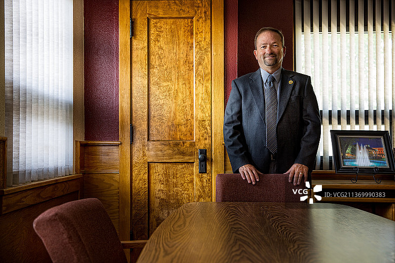 小镇经理格里·比克在其办公室的肖像图片素材