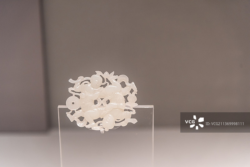 清代白玉四喜童子佩图片素材