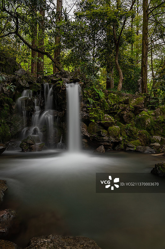垂直画幅拍摄金华双龙溪峡谷流水瀑布图片素材