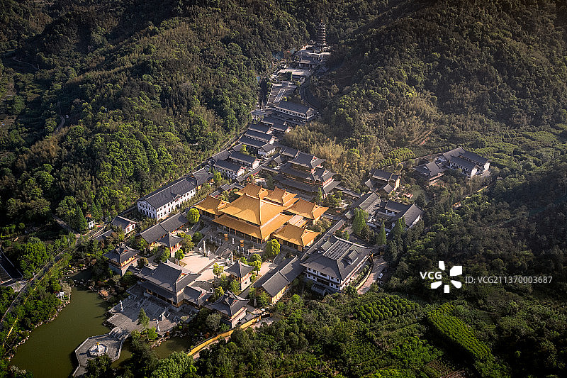 夏日航拍金华北山金华智者寺全景图片素材