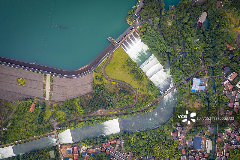 高视角航拍金华金兰水库泄洪图片素材