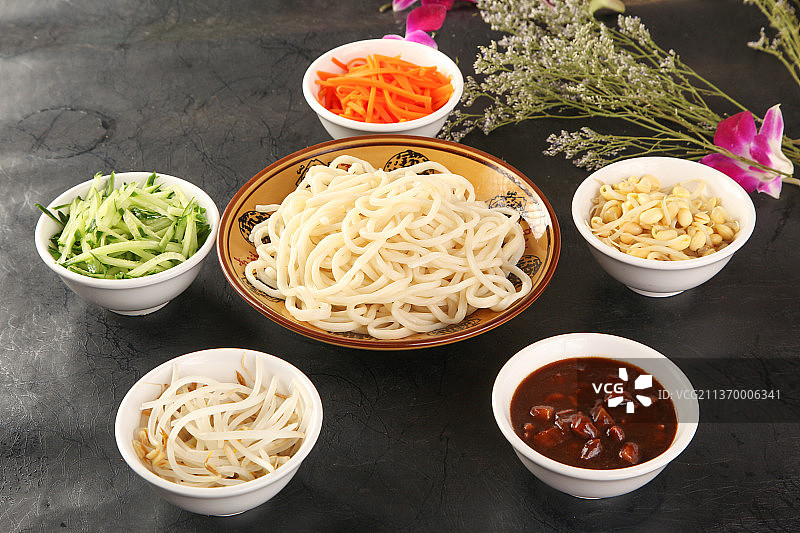 中餐美食-炸酱面图片素材