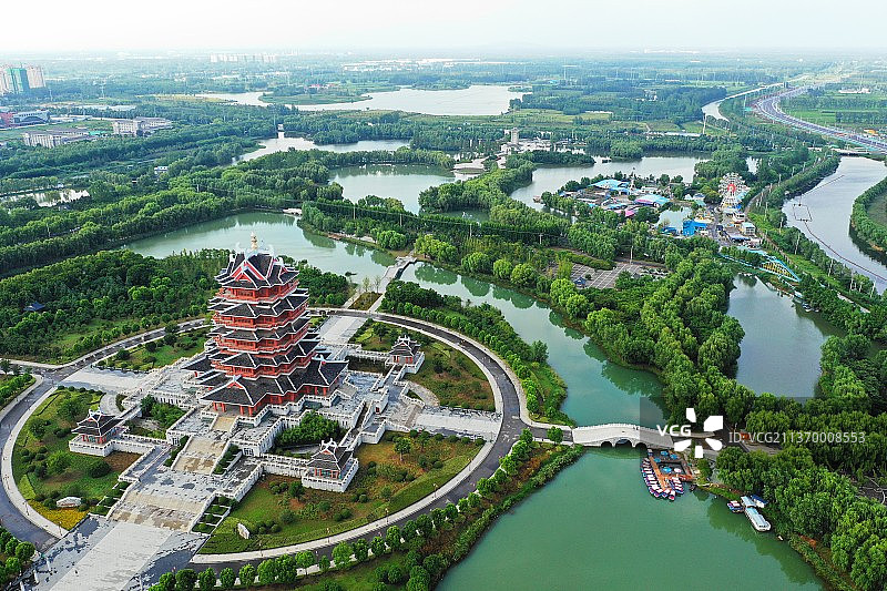 曲水环绕+江苏省徐州市邳州市东湖街道辽河东路沙沟湖水杉公园图片素材