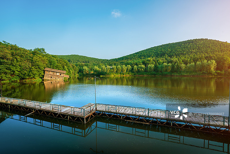 一汪碧水+江苏省徐州市邳州市八路镇岠山景区卧龙山庄图片素材