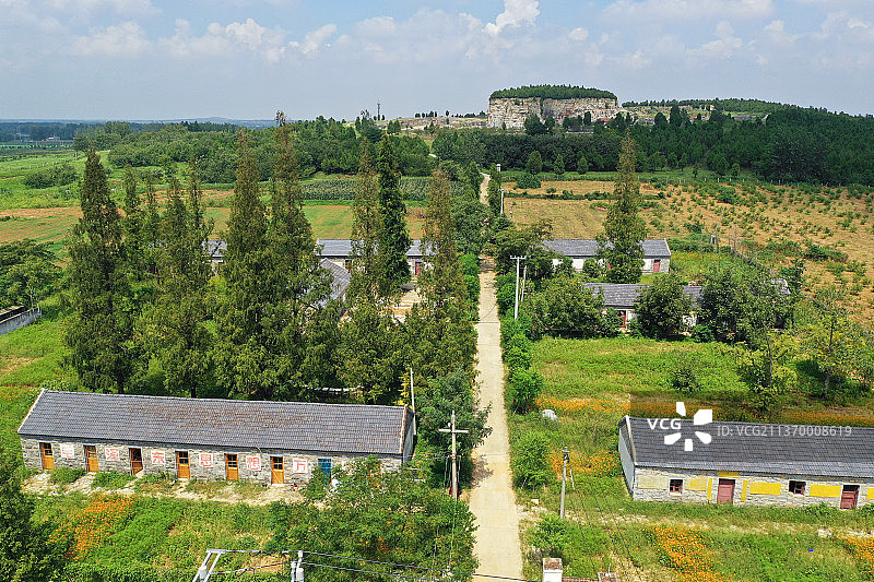 知青旧居与蘑菇峰+江苏省徐州市邳州市占城镇蘑菇峰图片素材
