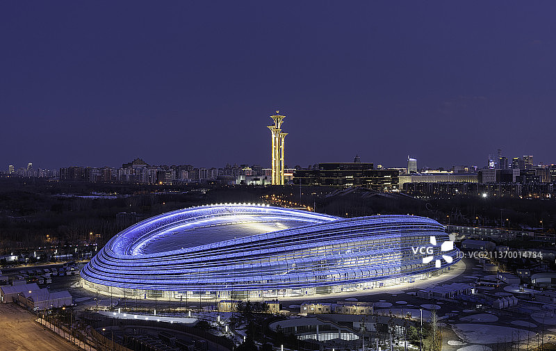 中国北京 冰丝带速滑馆与奥运塔图片素材