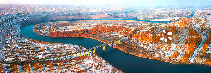 黄河九十九道湾，此地为九龙湾，冬日黄河水清澈犹如蓝色额湖水，格外的漂亮图片素材