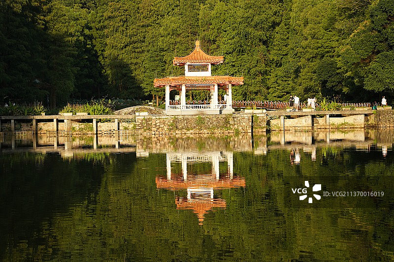 湖面倒影的亭子图片素材