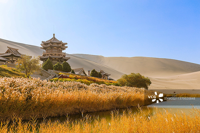 月牙泉与鸣月阁图片素材