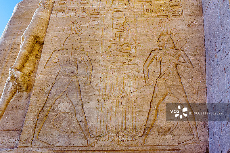 非洲埃及阿斯旺阿布辛贝神庙门前的壁画神像图片素材