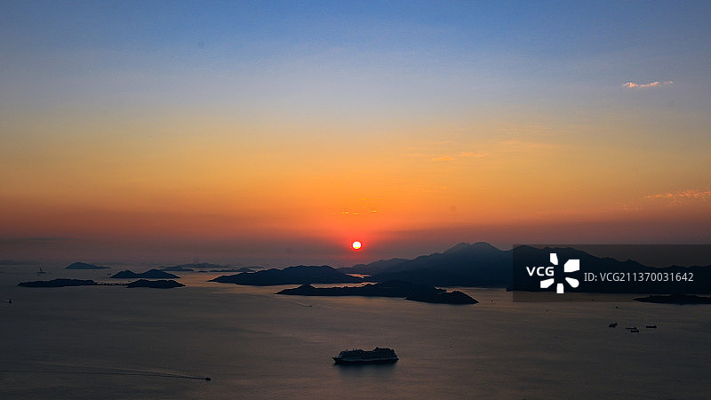情人节的西高山日落，西高山是香港岛西边的最高峰，在山顶向西眺望可以看到远处的离岛群，和背后的维多利亚图片素材