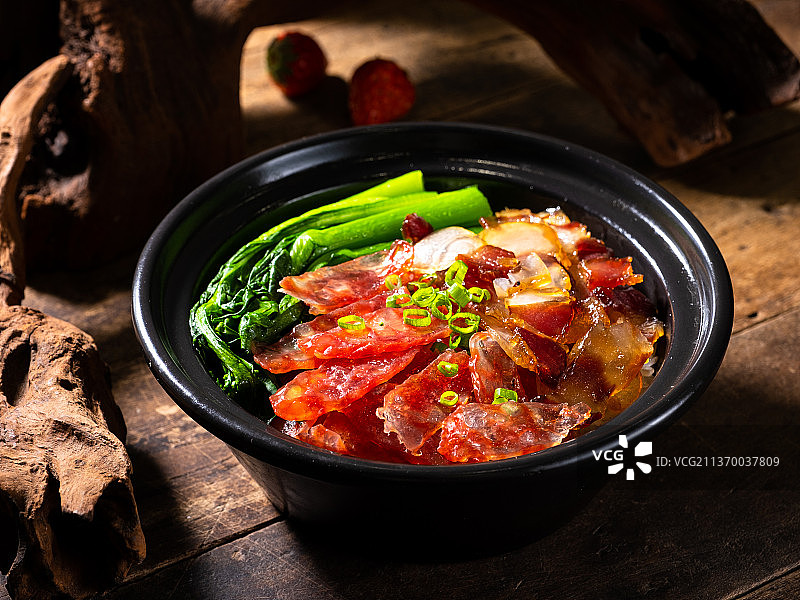 木质背景广式腊味煲仔饭图片素材