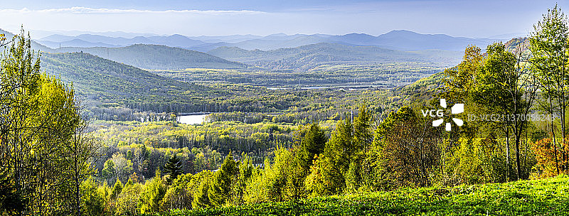 中国吉林省长白山景区，秋天，山脉，森林，田野，湖泊图片素材