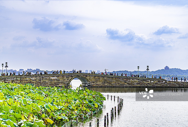 中国浙江省，杭州市西湖断桥残雪，白堤，城隍阁图片素材