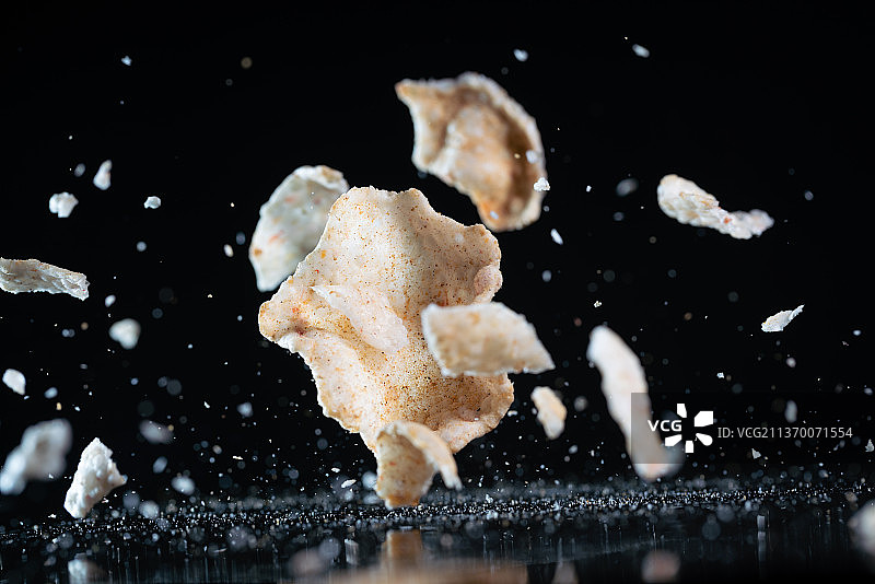 黑色背景跳动的虾片广告素材图片素材