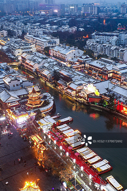 竖直画幅风雪中的傍晚时分南京夫子庙秦淮河的雪景风光图片素材