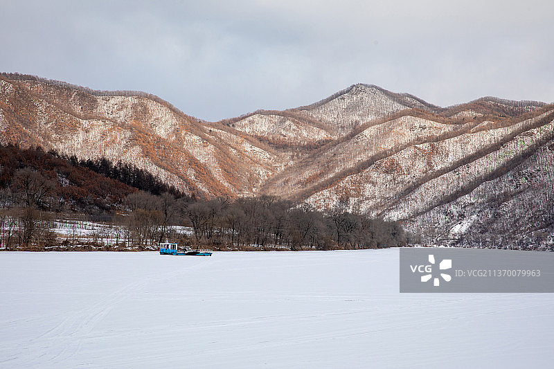 冬季高山下的雪地路面图片素材