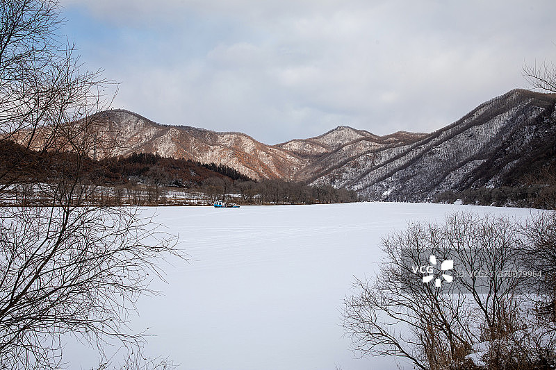 冬季高山下的雪地路面图片素材