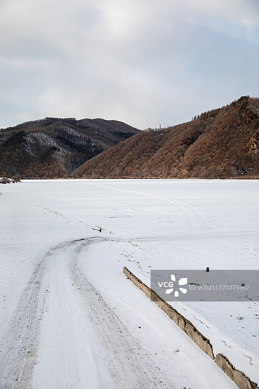 冬季高山下的雪地路面图片素材
