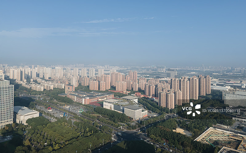 航拍山东济宁太白湖畔城市风光全景图片素材