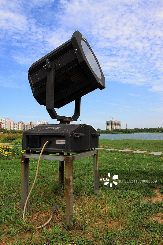 河北丰南惠丰湖公园里的探照灯图片素材