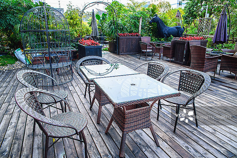 露天咖啡馆，庭院中的桌椅图片素材