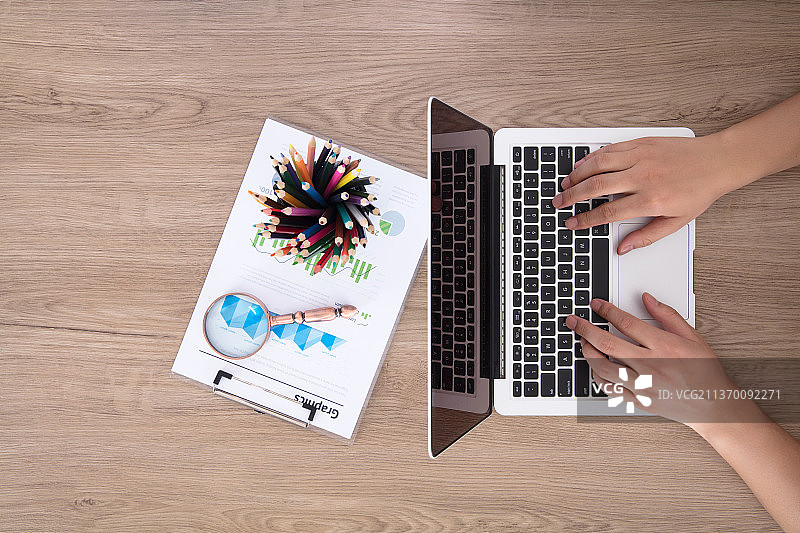 使用笔记本电脑办公图片素材