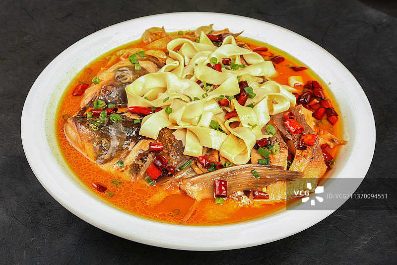 中餐美食-鱼头焖面图片素材