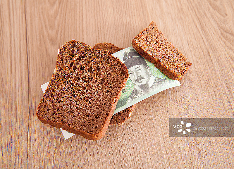 韩元钞票和面包片图片素材