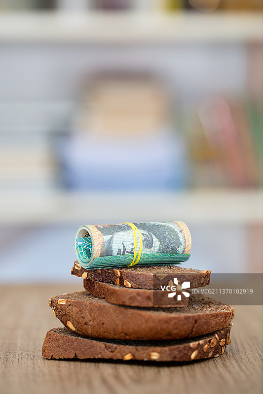 面包和澳元纸币图片素材