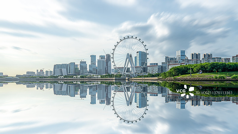 深圳宝安区欢乐港湾公园城市天际线图片素材