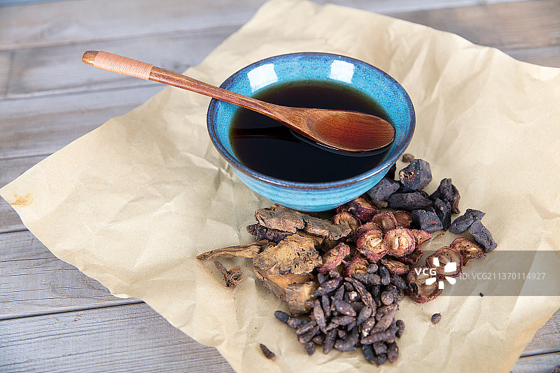 牛皮纸上的药材和药汤图片素材
