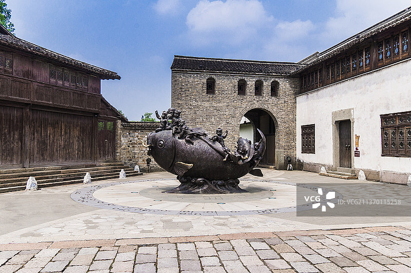 嘉兴桐乡乌镇景区--送子大鱼雕塑图片素材