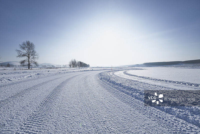 逆光冰雪道路雪山背景图片素材