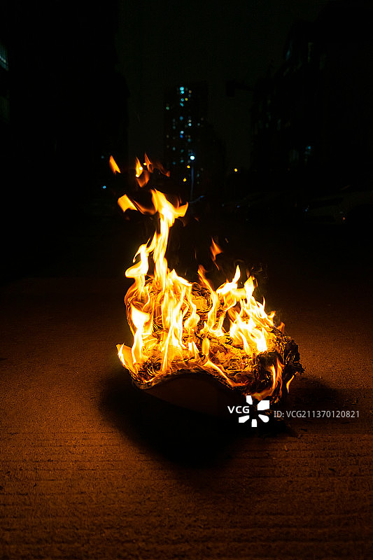 中国传统民间民俗文化，逢年过烧元宝和黄纸，户外夜晚无人图像摄影图片素材